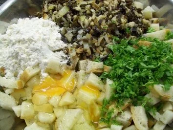 Kräuter-Zwiebelbraten zu Mini-Pilzknödeln und Kerbel-Minz-Erbsen - Rezept - Bild Nr. 7