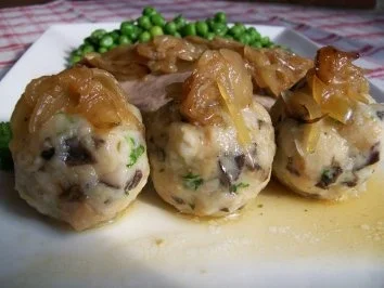 Kräuter-Zwiebelbraten zu Mini-Pilzknödeln und Kerbel-Minz-Erbsen - Rezept - Bild Nr. 10