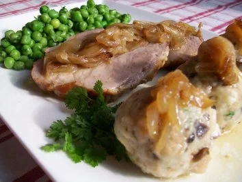 Kräuter-Zwiebelbraten zu Mini-Pilzknödeln und Kerbel-Minz-Erbsen - Rezept - Bild Nr. 11