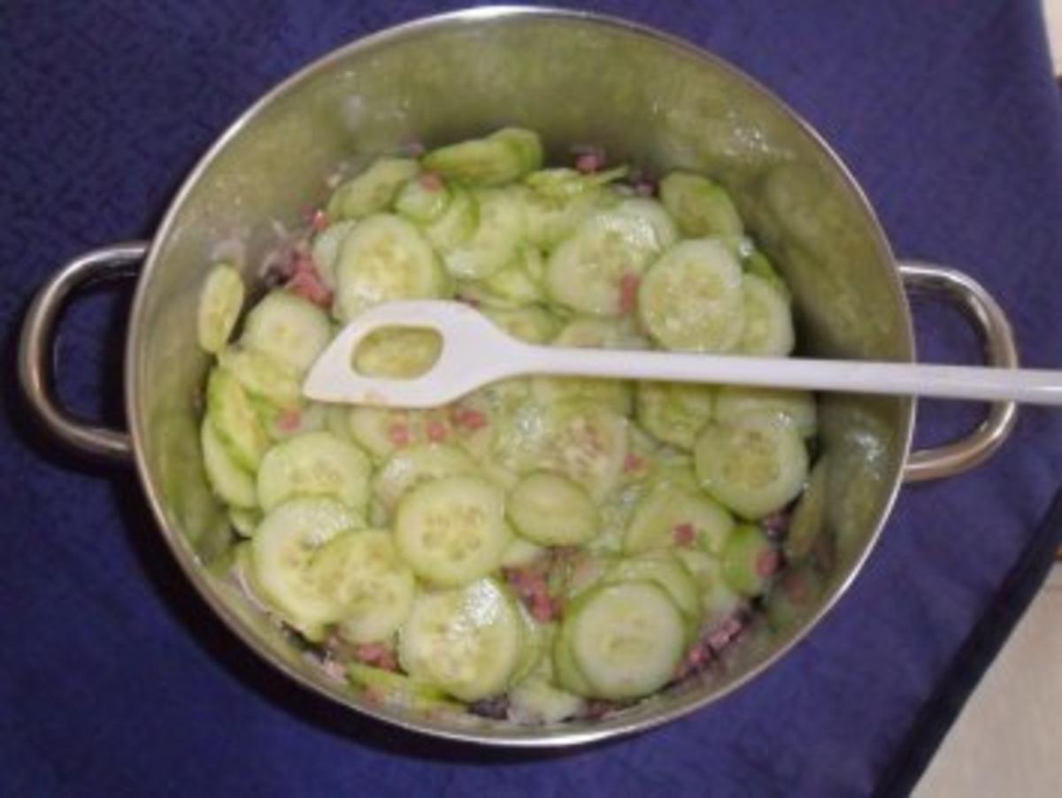 Kartoffelsalat mit Gurke ("Gugummere-Salat") - Rezept - Bild Nr. 3