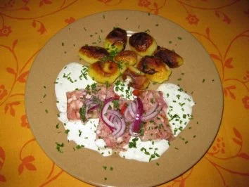 Paprikasülze mit einer leichten Schnittlauch-Schmandcreme und Drillingen.. - Rezept