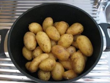 Paprikasülze mit einer leichten Schnittlauch-Schmandcreme und Drillingen.. - Rezept - Bild Nr. 2