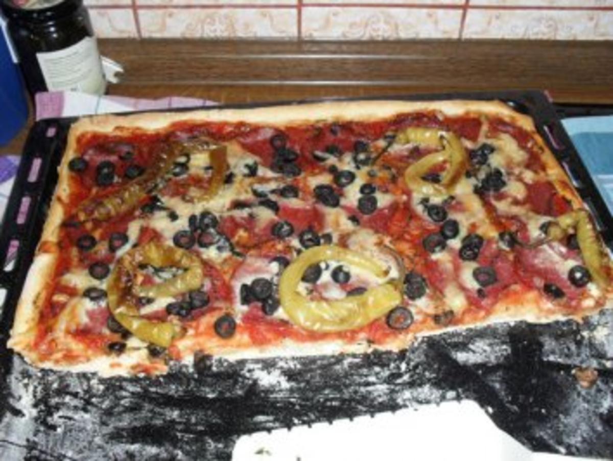 Pizza mit Salami, Tomaten, Oliven und Pepperoni - Rezept - Bild Nr. 4