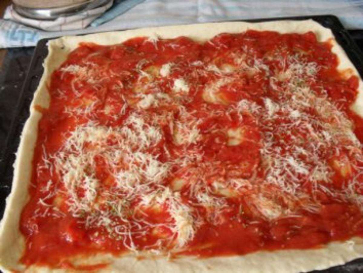 Pizza mit Salami, Tomaten, Oliven und Pepperoni - Rezept - Bild Nr. 3
