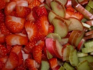 Rezept: Mascarponetorte" Erdbeer- Rhabarber" an Erdbeerlimes-Spiegel und Schlagsahnehaube Bild Nr. 5 Mascarponetorte" Erdbeer- Rhabarber" an Erdbeerlimes-Spiegel und Schlagsahnehaube - Rezept - Bild Nr. 5