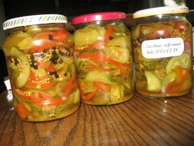 Einmachen: Süß-sauer eingelegte Zucchini - Rezept