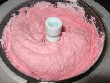 Himbeer-Baiser-Joghurt-Eis - Rezept