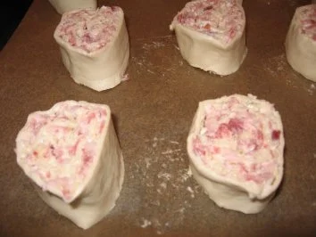 Rezept: Pikante Dinkel-Blätterteigröllchen Pikante Dinkel-Blätterteigröllchen - Rezept