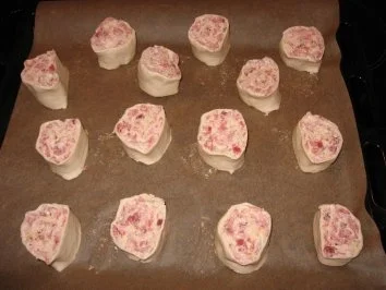 Rezept: Pikante Dinkel-Blätterteigröllchen Bild Nr. 2 Pikante Dinkel-Blätterteigröllchen - Rezept - Bild Nr. 2