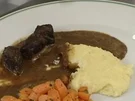 Rezept: Ungarisches Rindergulasch mit Kartoffelpüree und glasierten Möhren Ungarisches Rindergulasch mit Kartoffelpüree und glasierten Möhren - Rezept