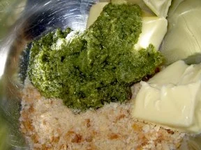 Hähnchenbrust unter Pestokruste mit pfeffriger Erdbeersauce - Rezept - Bild Nr. 2