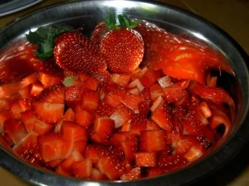 Hähnchenbrust unter Pestokruste mit pfeffriger Erdbeersauce - Rezept - Bild Nr. 4