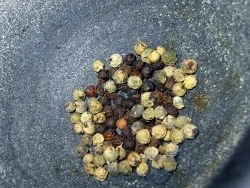 Hähnchenbrust unter Pestokruste mit pfeffriger Erdbeersauce - Rezept - Bild Nr. 5