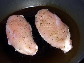 Hähnchenbrust unter Pestokruste mit pfeffriger Erdbeersauce - Rezept - Bild Nr. 8