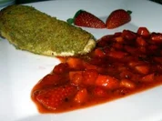 Hähnchenbrust unter Pestokruste mit pfeffriger Erdbeersauce - Rezept