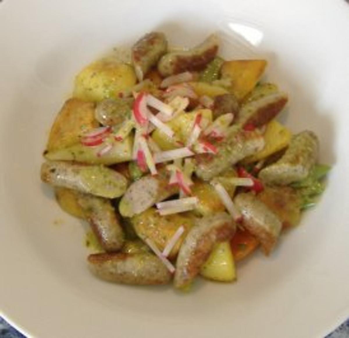 Lauwarmer Bratwurstsalat mit neuen Kartoffeln,Spargel,Bohnen und Kopfsalatdressing - Rezept