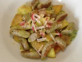 Lauwarmer Bratwurstsalat mit neuen Kartoffeln,Spargel,Bohnen und Kopfsalatdressing - Rezept