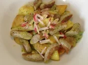 Lauwarmer Bratwurstsalat mit neuen Kartoffeln,Spargel,Bohnen und Kopfsalatdressing - Rezept