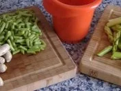 Lauwarmer Bratwurstsalat mit neuen Kartoffeln,Spargel,Bohnen und Kopfsalatdressing - Rezept - Bild Nr. 2