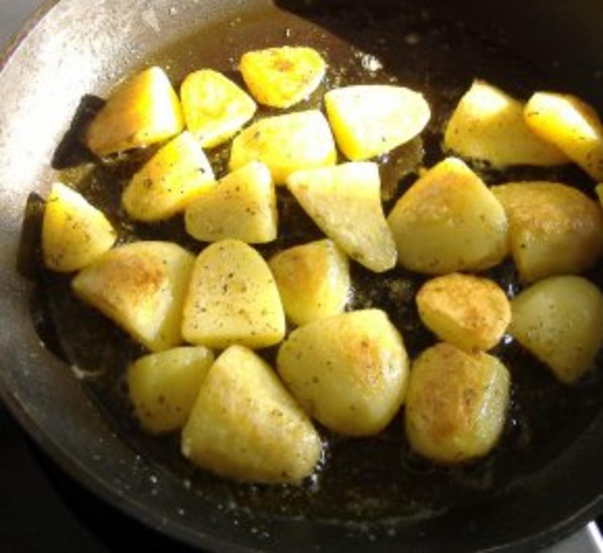 Lauwarmer Bratwurstsalat mit neuen Kartoffeln,Spargel,Bohnen und Kopfsalatdressing - Rezept - Bild Nr. 3