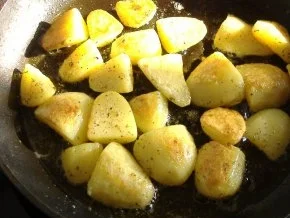 Lauwarmer Bratwurstsalat mit neuen Kartoffeln,Spargel,Bohnen und Kopfsalatdressing - Rezept - Bild Nr. 3