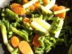 Lauwarmer Bratwurstsalat mit neuen Kartoffeln,Spargel,Bohnen und Kopfsalatdressing - Rezept - Bild Nr. 4