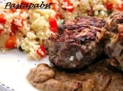 Erdnussfrikadellen mit buntem Bulgur - Rezept