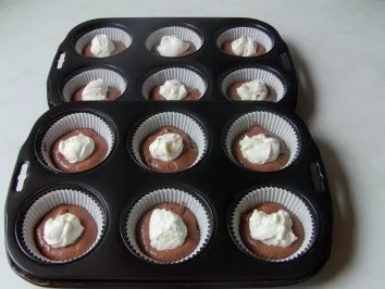 Rezept: Cremegefüllte Schoko-Muffins Bild Nr. 2 Cremegefüllte Schoko-Muffins - Rezept - Bild Nr. 2