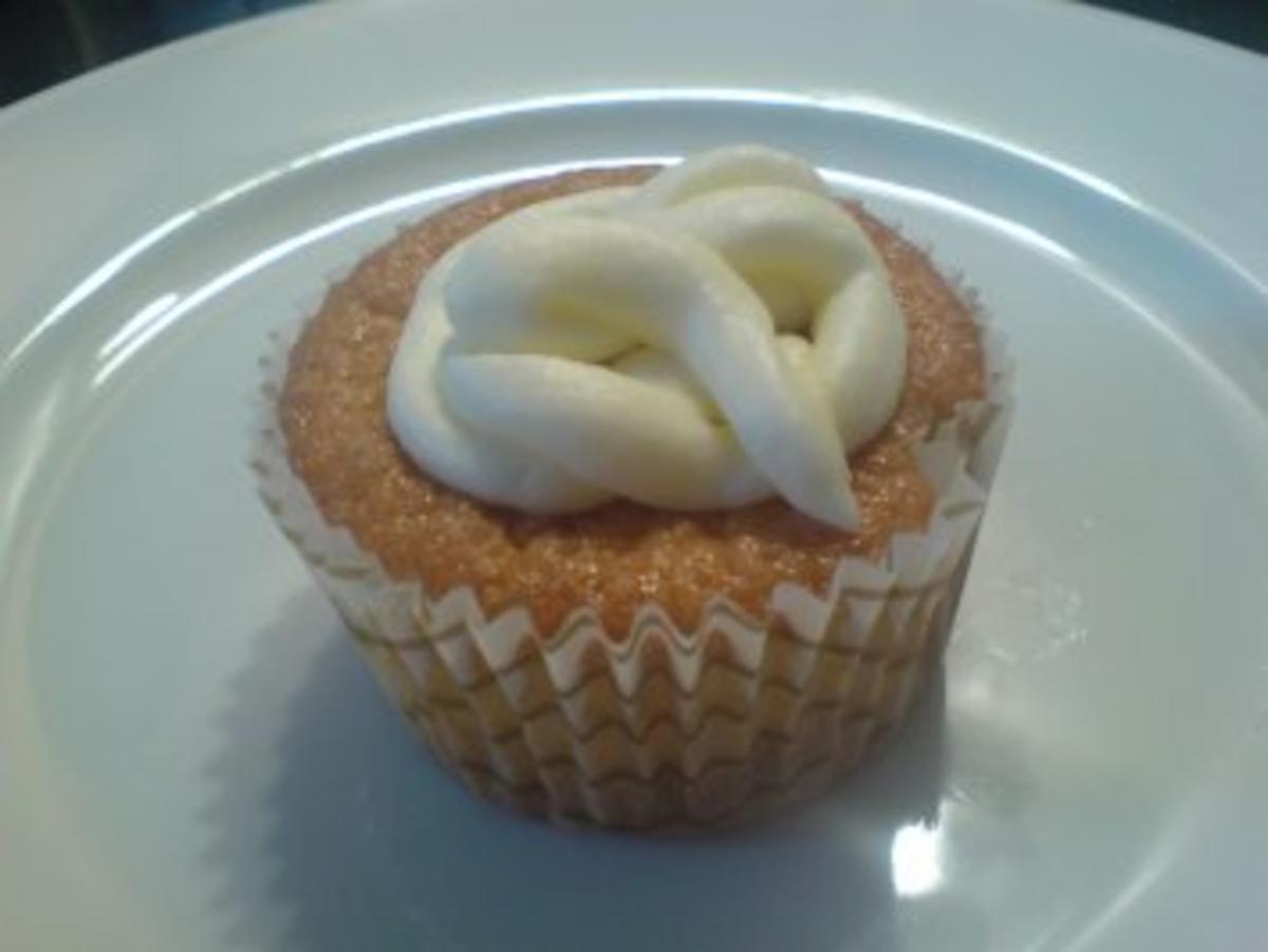 Vanilla Cupcakes mit Vanille Frosting - Rezept - Bild Nr. 2