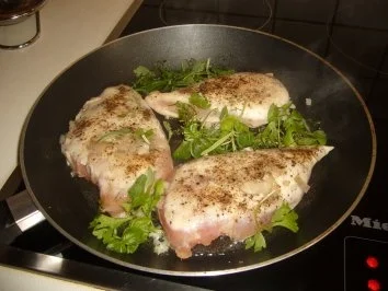 Hähnchenbrust mit grünen Spargel und Orangen-Graphefruitbutter - Rezept