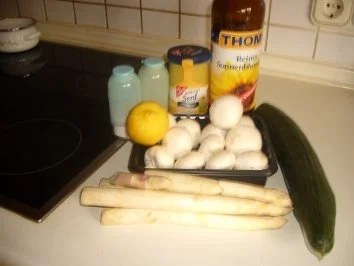 Rezept: Spargel-Champignons-Gurkensalat Spargel-Champignons-Gurkensalat - Rezept