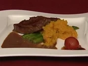 Straußensteak, dazu Butternuss-Kürbis, grüner Spargel und Tomate (Holger Franke) - Rezept