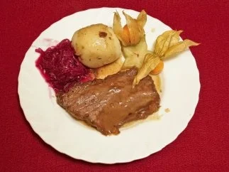 Rheinischer Sauerbraten mit Printen, dazu Knödel halb und halb mit Rotkohl (Willi Herren) - Rezept
