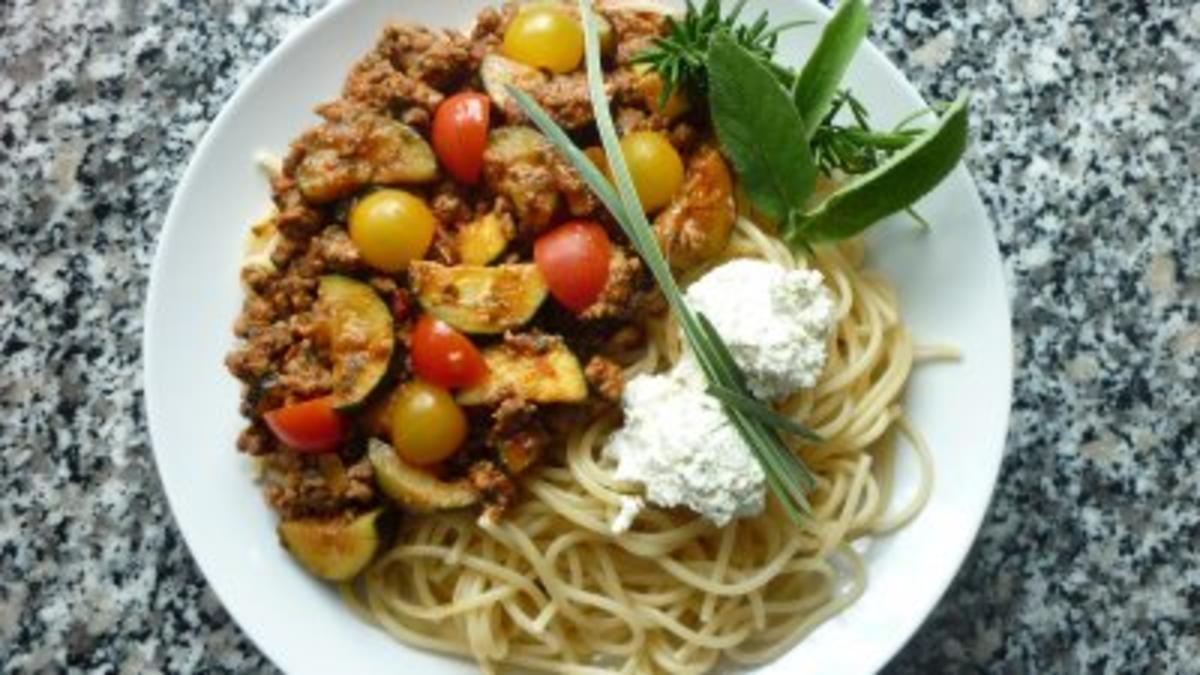 Kräuter-Hackfleischpfanne mit Zucchini und Tomaten an Spaghetti mit Frischkäsenocken - Rezept