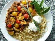 Kräuter-Hackfleischpfanne mit Zucchini und Tomaten an Spaghetti mit Frischkäsenocken - Rezept