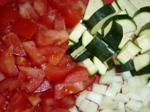 Kräuter-Hackfleischpfanne mit Zucchini und Tomaten an Spaghetti mit Frischkäsenocken - Rezept - Bild Nr. 3