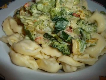 Rezept: Gemüse in Käsesoße auf Tortellini Gemüse in Käsesoße auf Tortellini - Rezept