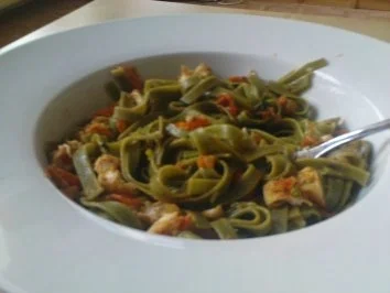 Grüne Bandnudeln mit Hähnchenbruststreifen - Rezept