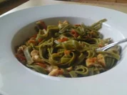 Grüne Bandnudeln mit Hähnchenbruststreifen - Rezept