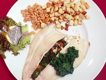 Gefüllte Scholle mit Blattspinat, Krabben und Croutons - Rezept