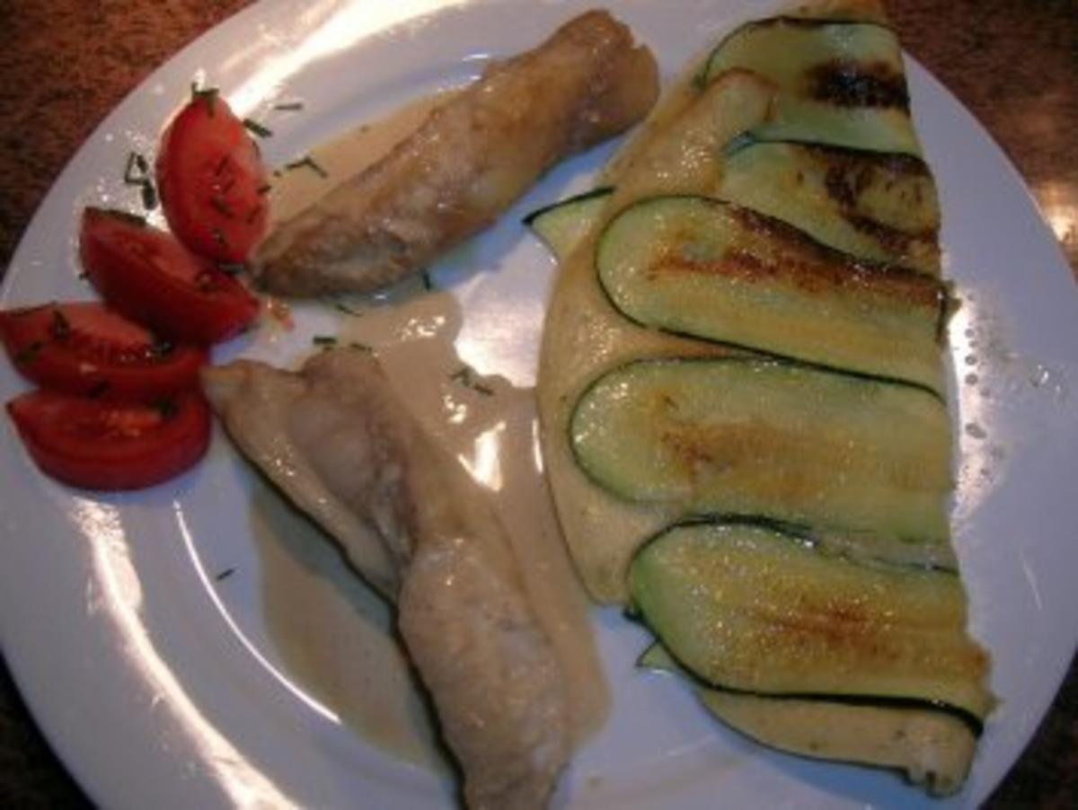 Seeteufelfilet mit Zucchinicrepes und Weißweinsauce - Rezept - kochbar.de