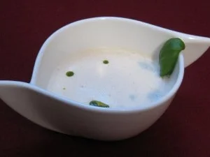 Weiße Tomatensuppe mit Basilikumöl und selbst gebackenem Brot - Rezept