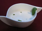 Weiße Tomatensuppe mit Basilikumöl und selbst gebackenem Brot - Rezept