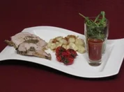 Kräuter-Rollbraten mit Gnocchi, karamellisierten Tomaten und Pinienkernen - Rezept