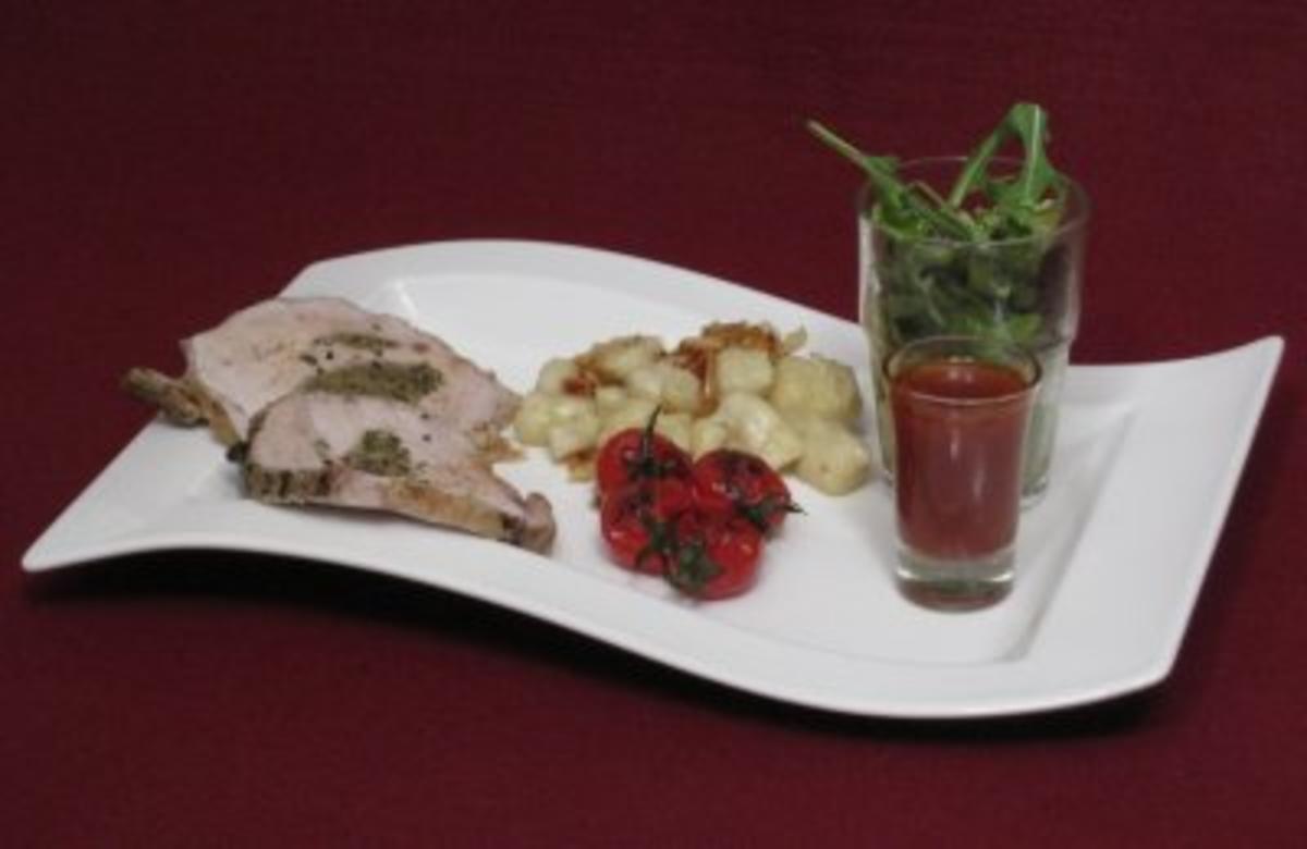 Bilder für Kräuter-Rollbraten mit Gnocchi, karamellisierten Tomaten und Pinienkernen - Rezept