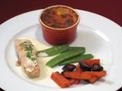 Zitroniger Lachs mit Kartoffelgratin und Gemüse der Saison - Rezept