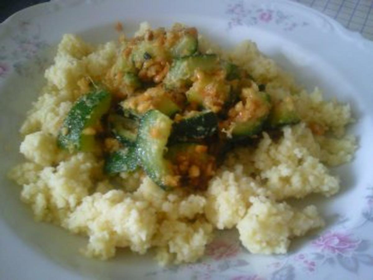 Couscous mit Zucchini und Erdnüssen - Rezept