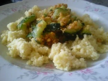 Rezept: Couscous mit Zucchini und Erdnüssen Bild Nr. 2 Couscous mit Zucchini und Erdnüssen - Rezept - Bild Nr. 2