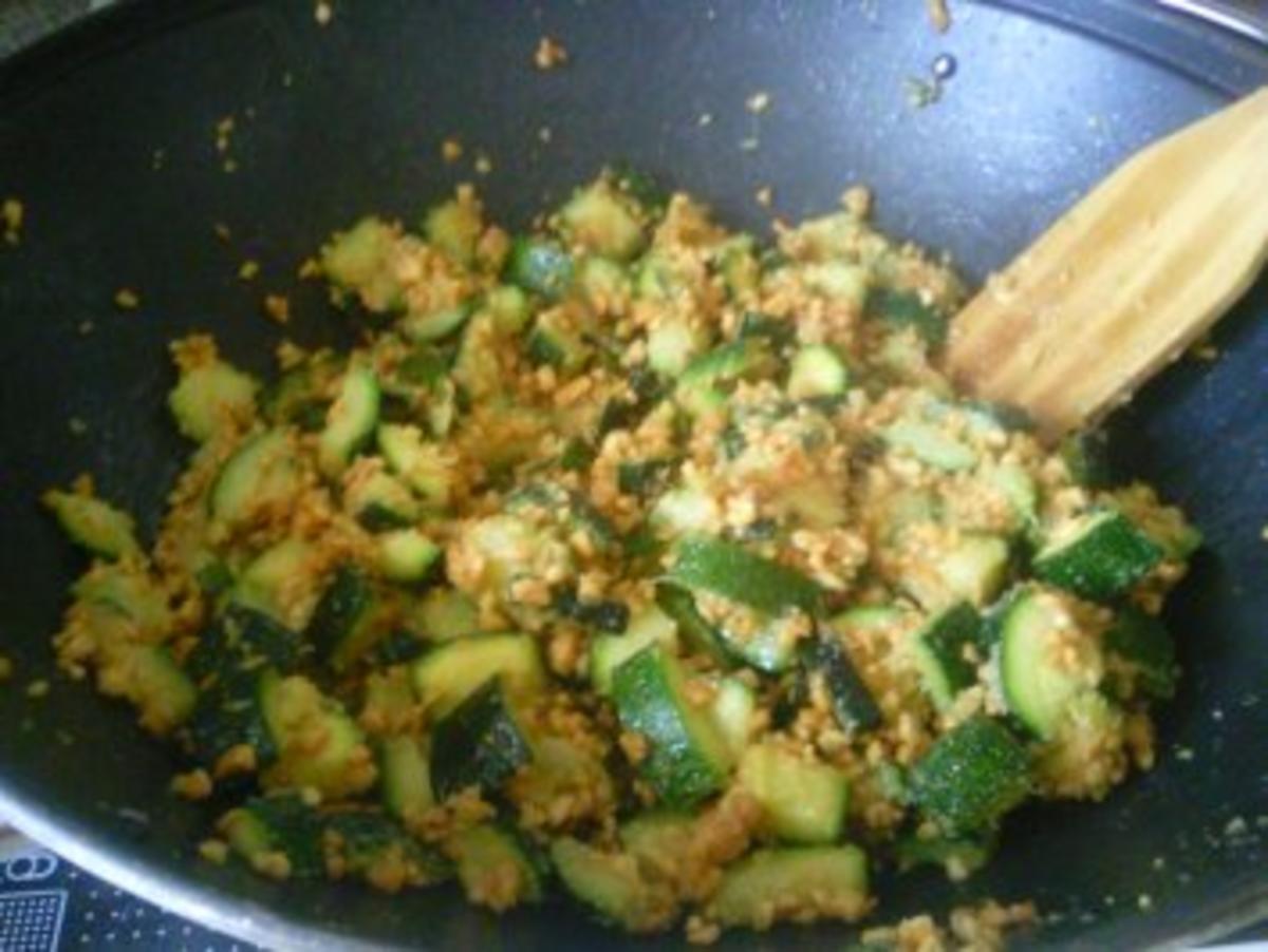 Couscous mit Zucchini und Erdnüssen - Rezept - Bild Nr. 4