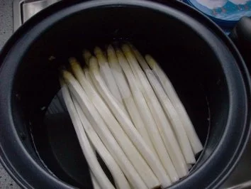 Rezept: Spargel mit Basilikum-Cranberrie-Pesto im Romanabett Bild Nr. 2 Spargel mit Basilikum-Cranberrie-Pesto im Romanabett - Rezept - Bild Nr. 2